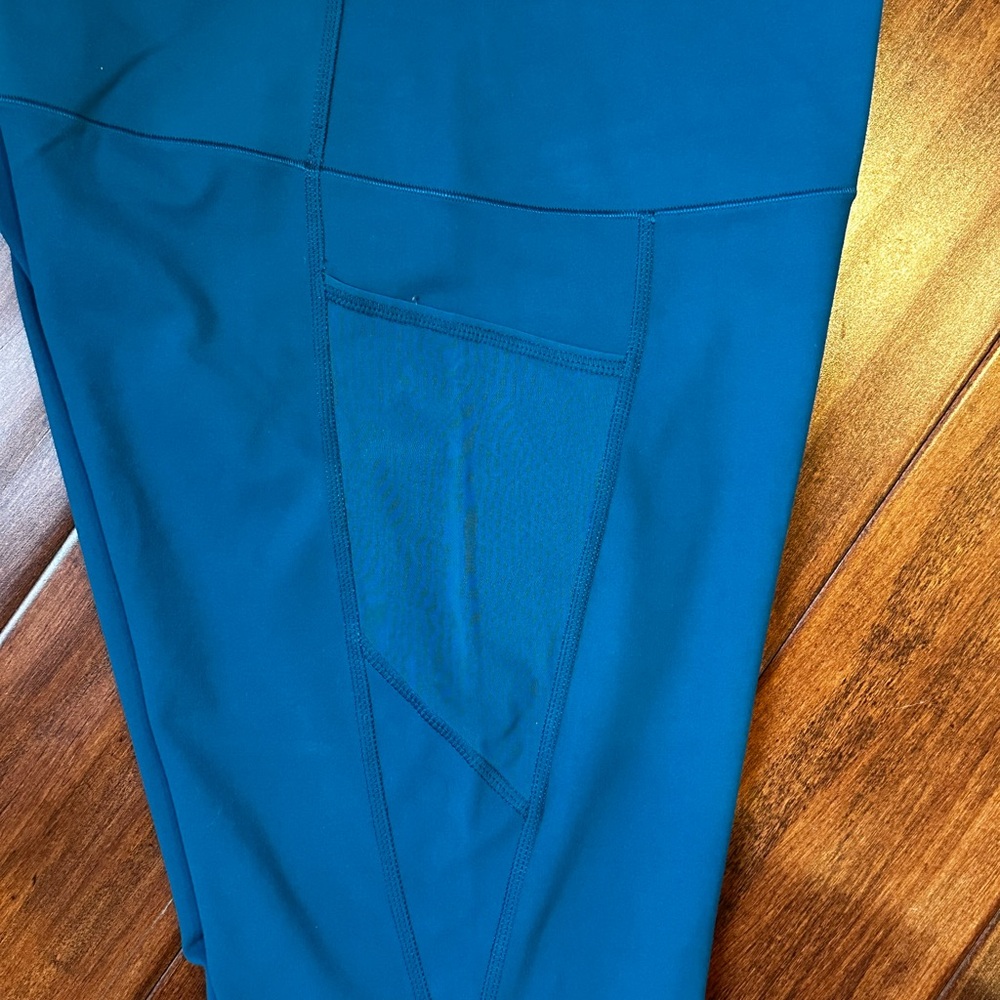 Uniqlo AIRism High Rise Capri Leggings Medium - Blue with pockets - Picture 8 of 11